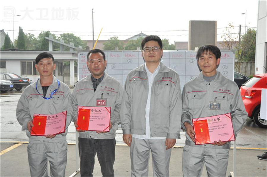 大卫木业董事长蒋卫为获奖运动员颁发荣誉证书.jpg
