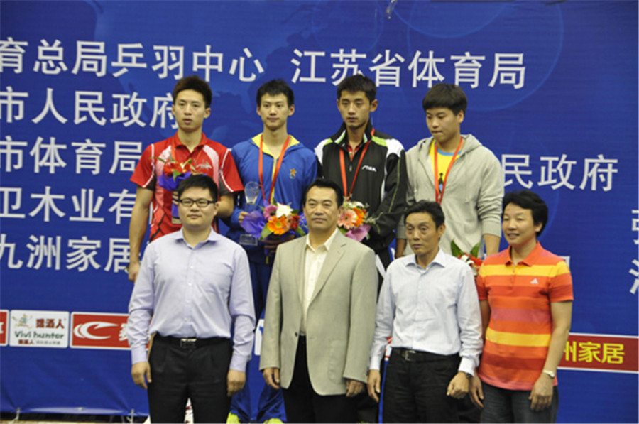 大卫地板董事长蒋卫（前排左起第一位）为男单冠军周雨（后排左起第二位）颁发了“大卫杯”奖杯.jpg